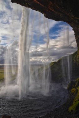 2024 yazında Gljfrabi de dahil olmak üzere günbatımında Seljalandsfoss Şelalesi Halka Yolu İzlanda, İskandinavya, Avrupa.