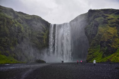 2024 yazında Skogafoss Şelalesi İzlanda, İskandinavya, Avrupa 'nın güney kıyısındaki Halka Yolu' nda yer almaktadır..