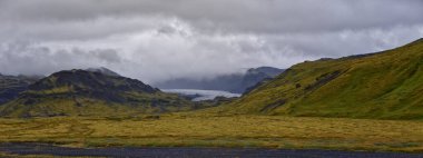 İzlanda Atlantik 'in güney kıyısındaki Katla Geopark' ta solheimajokull buzulu. Haziran 2024 Güney buzul dili Myrdalsjokull buzulu, Vik köyü, İzlanda, Avrupa