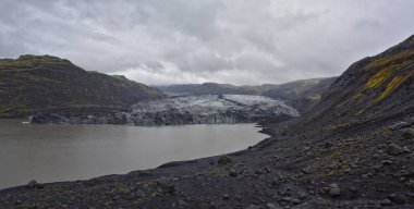 İzlanda Atlantik 'in güney kıyısındaki Katla Geopark' ta solheimajokull buzulu. Haziran 2024 Güney buzul dili Myrdalsjokull buzulu, Vik köyü, İzlanda, Avrupa