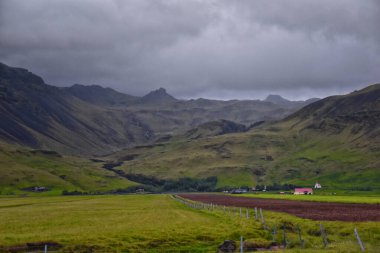 İzlanda 'nın güney kıyısında Reynisfjara yakınlarında İzlanda, İskandinavya, Avrupa' da Vic yakınlarında siyah volkanik kumsal manzarası