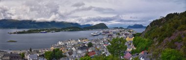 Alesund, Norveç. Şehir manzarası Alesund 'un Norveç, İskandinavya Avrupa' daki yürüyüş parkurundan görüntüsü
