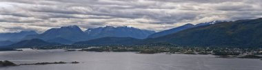 Norveç, Alesund 'dan Fjord kıyı şeridi manzarası şehrin yukarısındaki yürüyüş parkurundan, Avrupa İskandinavya manzarası