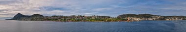 Norveç kıyısı kıyısı okyanus manzaralı. Dağlar, ormanlar, şelaleler ve küçük kasabalar. İskandinavya, Norveç