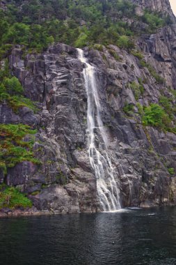 Norveç kıyısı kıyısı okyanus manzaralı. Dağlar, ormanlar, şelaleler ve küçük kasabalar. İskandinavya, Norveç