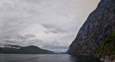Norveç kıyısı kıyısı okyanus manzaralı. Dağlar, ormanlar, şelaleler ve küçük kasabalar. İskandinavya, Norveç