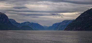 Norveç kıyısı kıyısı okyanus manzaralı. Dağlar, ormanlar, şelaleler ve küçük kasabalar. İskandinavya, Norveç
