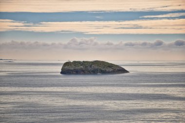 Norveç kıyısı kıyısı okyanus manzaralı. Dağlar, ormanlar, şelaleler ve küçük kasabalar. İskandinavya, Norveç