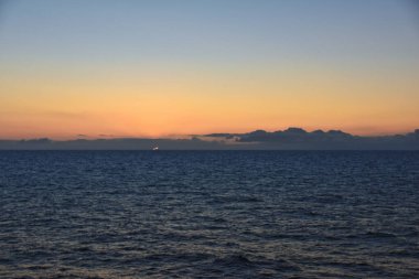 Norveç kıyılarının Nordik Okyanus Gündoğumu 2024 Yazı, İskandinavya, Avrupa.