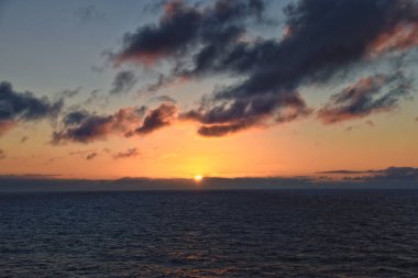 Norveç kıyılarının Nordik Okyanus Gündoğumu 2024 Yazı, İskandinavya, Avrupa.