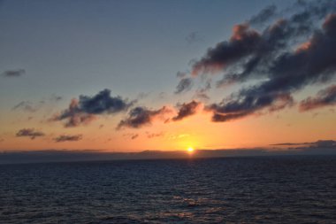 Norveç kıyılarının Nordik Okyanus Gündoğumu 2024 Yazı, İskandinavya, Avrupa.