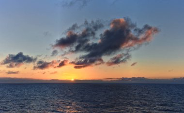 Norveç kıyılarının Nordik Okyanus Gündoğumu 2024 Yazı, İskandinavya, Avrupa.