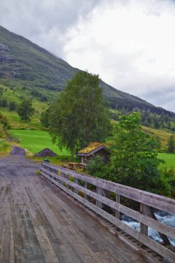 Olden Norveç 2024, Avrupa 'nın en büyük buzulu olan Briksdal Buzulu' na doğru yürüyüş yapıyor. Sognefjord 'a akan buzul nehri. İskandinavya, Kuzey.