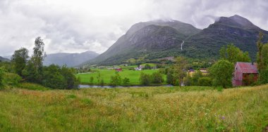 Olden Norveç 2024, Avrupa 'nın en büyük buzulu olan Briksdal Buzulu' na doğru yürüyüş yapıyor. Sognefjord 'a akan buzul nehri. İskandinavya, Kuzey.