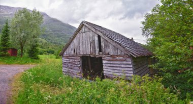 Olden Norveç 2024, Avrupa 'nın en büyük buzulu olan Briksdal Buzulu' na doğru yürüyüş yapıyor. Sognefjord 'a akan buzul nehri. İskandinavya, Kuzey.