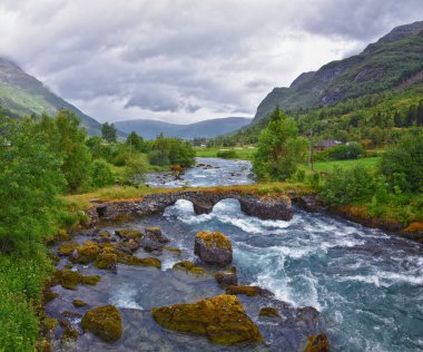 Olden Norveç 2024, Avrupa 'nın en büyük buzulu olan Briksdal Buzulu' na doğru yürüyüş yapıyor. Sognefjord 'a akan buzul nehri. İskandinavya, Kuzey.