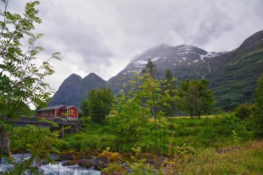 Olden Norveç 2024, Avrupa 'nın en büyük buzulu olan Briksdal Buzulu' na doğru yürüyüş yapıyor. Sognefjord 'a akan buzul nehri. İskandinavya, Kuzey.
