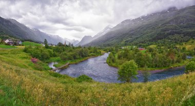 Norveç 2024 'teki Sognefjord Olden' e bakın. Küçük kasaba limanı Olden Norveç fiyortları, Rorbu evleri. Gelin Buzulu 'nun yanında. İskandinavya, Avrupa.