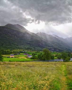 Norveç 2024 'teki Sognefjord Olden' e bakın. Küçük kasaba limanı Olden Norveç fiyortları, Rorbu evleri. Gelin Buzulu 'nun yanında. İskandinavya, Avrupa.