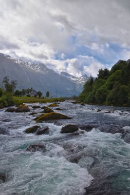 Norveç 2024 'teki Sognefjord Olden' e bakın. Küçük kasaba limanı Olden Norveç fiyortları, Rorbu evleri. Gelin Buzulu 'nun yanında. İskandinavya, Avrupa.