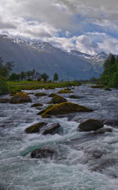 Norveç 2024 'teki Sognefjord Olden' e bakın. Küçük kasaba limanı Olden Norveç fiyortları, Rorbu evleri. Gelin Buzulu 'nun yanında. İskandinavya, Avrupa.