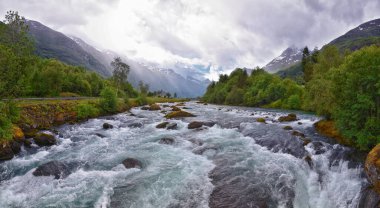 Norveç 2024 'teki Sognefjord Olden' e bakın. Küçük kasaba limanı Olden Norveç fiyortları, Rorbu evleri. Gelin Buzulu 'nun yanında. İskandinavya, Avrupa.