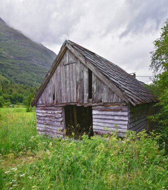 Norveç 2024 'teki Sognefjord Olden' e bakın. Küçük kasaba limanı Olden Norveç fiyortları, Rorbu evleri. Gelin Buzulu 'nun yanında. İskandinavya, Avrupa.