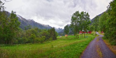 Norveç 2024 'teki Sognefjord Olden' e bakın. Küçük kasaba limanı Olden Norveç fiyortları, Rorbu evleri. Gelin Buzulu 'nun yanında. İskandinavya, Avrupa.