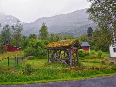 Norveç 2024 'teki Sognefjord Olden' e bakın. Küçük kasaba limanı Olden Norveç fiyortları, Rorbu evleri. Gelin Buzulu 'nun yanında. İskandinavya, Avrupa.