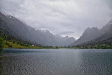 Norveç 2024 'teki Sognefjord Olden' e bakın. Küçük kasaba limanı Olden Norveç fiyortları, Rorbu evleri. Gelin Buzulu 'nun yanında. İskandinavya, Avrupa.