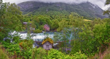 Norveç 2024 'teki Sognefjord Olden' e bakın. Küçük kasaba limanı Olden Norveç fiyortları, Rorbu evleri. Gelin Buzulu 'nun yanında. İskandinavya, Avrupa.