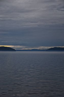 Cuma Limanı ve Orcas Adası Sahne Manzarası bir feribottan San Juan Adaları, Washington, ABD