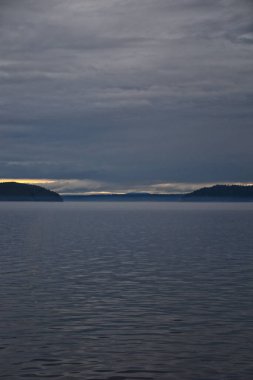 Cuma Limanı ve Orcas Adası Sahne Manzarası bir feribottan San Juan Adaları, Washington, ABD