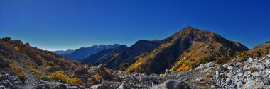 Box Elder Tepesi manzarası yürüyüş parkurundan yukarı bakıyor, American Fork Canyon. Wasatch Sıradağları Rocky Dağları, Utah, ABD.