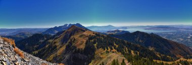 Amerikan Çatal Kanyonu 'nun zirvesinden Kutu Elder Tepesi manzarası. Lone Peak, Timpanogos Dağı Uinta-Wasatch-Cache Ulusal Ormanı, Wasatch Dağları, Utah, ABD.
