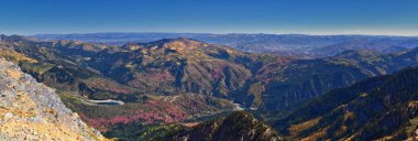 Amerikan Çatal Kanyonu 'nun zirvesinden Kutu Elder Tepesi manzarası. Lone Peak, Timpanogos Dağı Uinta-Wasatch-Cache Ulusal Ormanı, Wasatch Dağları, Utah, ABD.