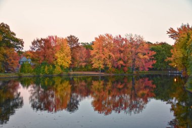 Roger Williams Parkı, Rhode Island, ABD - 10 Ekim 2024 Alacakaranlık Willow Gölü ve Zevk Gölü, ABD