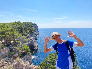 Vacations are a great time for a child to travel and enjoy the sights