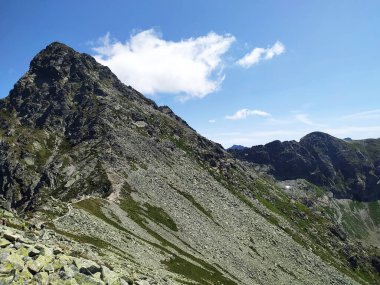 Dağlarda yürüyüş yapmak boş zamanlarınızı harcamak için harika bir yoldur.