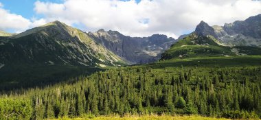 Dağlarda yürüyüş yapmak boş zamanlarınızı harcamak için harika bir yoldur.