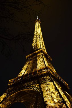 Aydınlatılmış ve inanılmaz Eyfel Kulesi geceleri