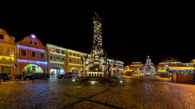 Zatec, Çek Cumhuriyeti - 3 Aralık 2022: Noel ağacıyla süslenmiş meydan - akşam fotoğrafçılığı
