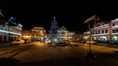 Zatec, Çek Cumhuriyeti - 3 Aralık 2022: Noel ağacıyla süslenmiş meydan - akşam fotoğrafçılığı