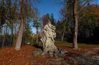 Marianske Lazne, Çek Cumhuriyeti - 30 Ekim 2022: Krakonos 'un büyük kumtaşı heykeli 1903 yılından beri Hotel Rbezahl' ın yanında duruyordu..
