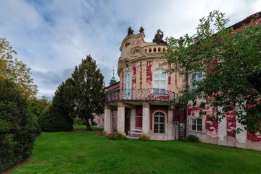 Chateau Steknik - bu kale Çek Cumhuriyeti 'nin en önemli rokoko binalarından biridir. Çek Cumhuriyeti 'nin Usti nad Labem bölgesinde Zatec kenti yakınlarında yer almaktadır - Avrupa.