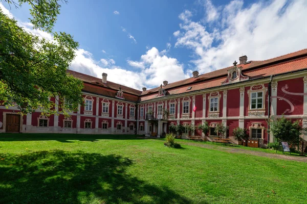 Chateau Steknik - bu kale Çek Cumhuriyeti 'nin en önemli rokoko binalarından biridir. Çek Cumhuriyeti 'nin Usti nad Labem bölgesinde Zatec kenti yakınlarında yer almaktadır - Avrupa.