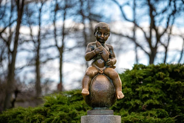 Frantiskovy Lazne Czechy Kwietnia 2023 Posąg Nagiego Chłopca Siedzącego Piłce — Zdjęcie stockowe
