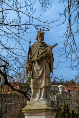 Marianske Lazne, Çek Cumhuriyeti - 4 Nisan 2023: Marianske Lazne kaplıca parkındaki St. John of Nepomuk heykeli
