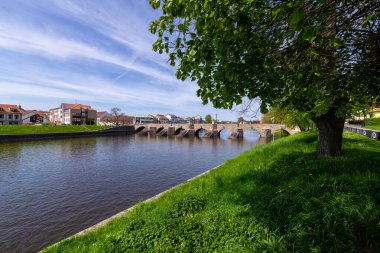 Ortaçağ kenti Pisek 'teki Otava Nehri üzerindeki tarihi taş köprü (Güney Bohemya), Çek Cumhuriyeti' nin en eski erken dönem Gotik köprüsü..