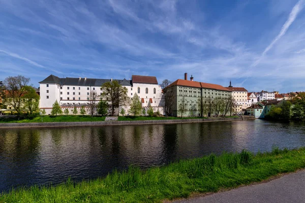 オタヴァ川 南ボヘミア のほとりにあるピセクというチェコの歴史的な町 — ストック写真